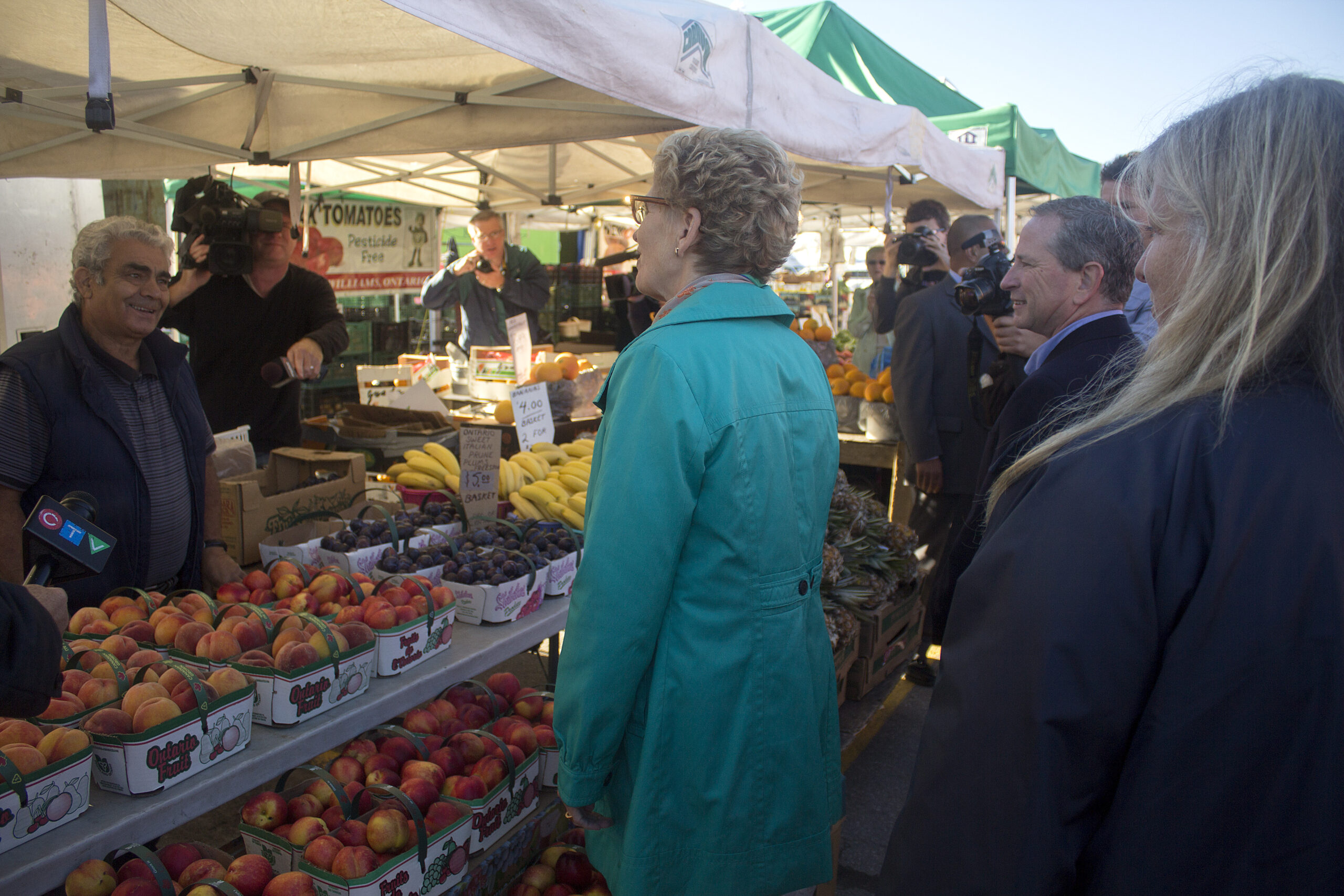 Premier gives ‘show of support’ as Farmers’ Marker partially re-opens